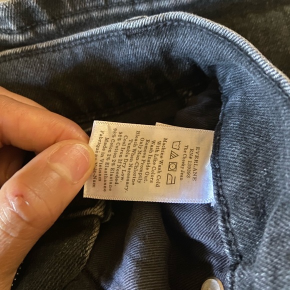 EVERLANE | THE CHEEKY JEAN 23 TALL in BLACK - Picture 4 of 6